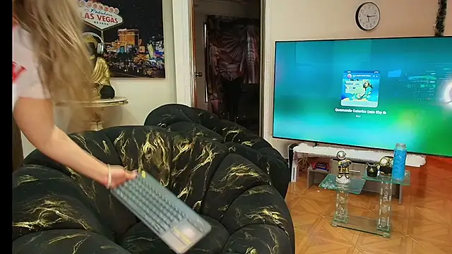 Snapshot of Sophie_Janner chatting on December 13, 10:05 pm Sophie Janner online show from December 13, 10:05 pm