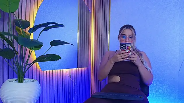 Sophie Janner online show from June 6, 3:34 am