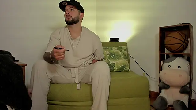 Snapshot of lola_n_apolo chatting on October 6, 1:51 am lola n apolo online show from October 6, 1:51 am