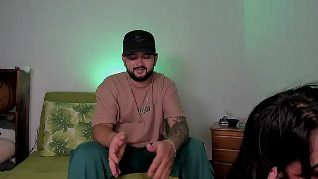 Snapshot of lola_n_apolo chatting on October 13, 1:29 am lola n apolo online show from October 13, 1:29 am