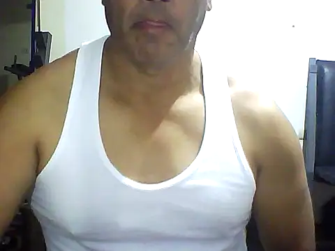 Snapshot of sexigym35 chatting on October 22, 2:33 am sexigym35 online show from October 22, 2:33 am