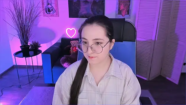 Snapshot of VirtuallVoyant chatting on December 5, 12:21 am VirtuallVoyant online show from December 5, 12:21 am