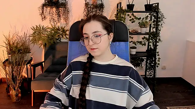 Snapshot of VirtuallVoyant chatting on December 3, 8:14 am VirtuallVoyant online show from December 3, 8:14 am