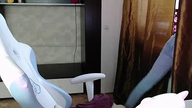 Snapshot of Cutti_Crystal chatting on February 11, 9:42 am Cutti Crystal online show from February 11, 9:42 am