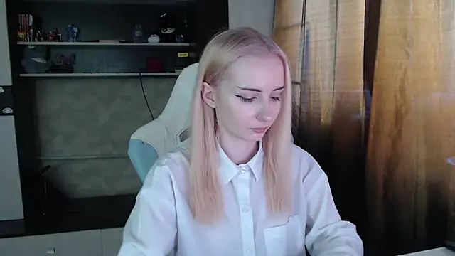 Cutti Crystal online show from April 2, 1:57 am