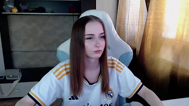 Snapshot of Cutti_Crystal chatting on February 3, 5:16 am Cutti Crystal online show from February 3, 5:16 am