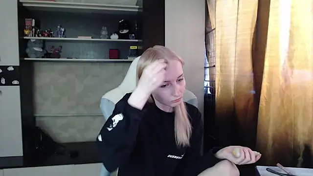 Cutti Crystal online show from March 31, 1:18 am