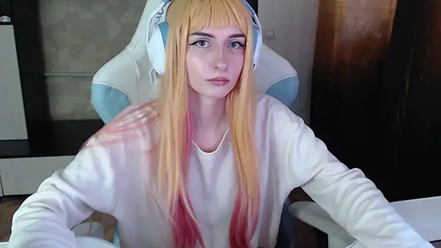 Snapshot of Cutti_Crystal chatting on February 17, 3:15 am Cutti Crystal online show from February 17, 3:15 am