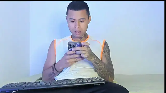  Logan Colton  online show from July 11, 6:30 pm
