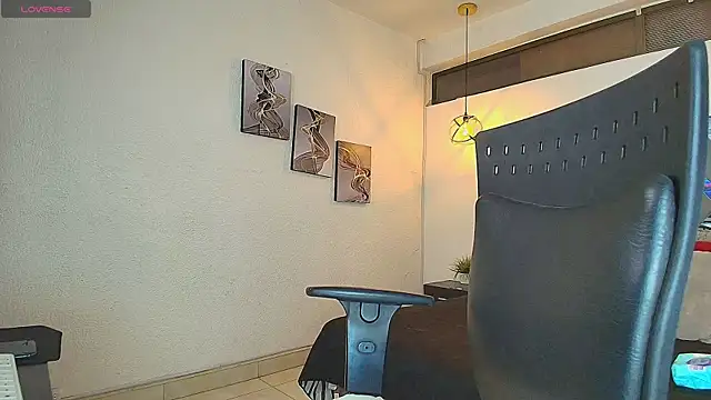 Snapshot of Rossi_ss1 chatting on December 3, 3:07 am Rossi ss1 online show from December 3, 3:07 am