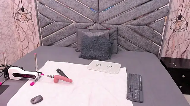 SASHA BROWNIE   online show from March 12, 7:29 pm