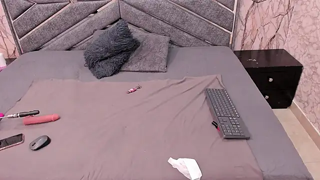 SASHA BROWNIE   online show from January 6, 7:51 pm