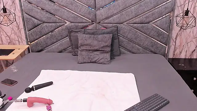 SASHA BROWNIE   online show from March 6, 7:31 pm