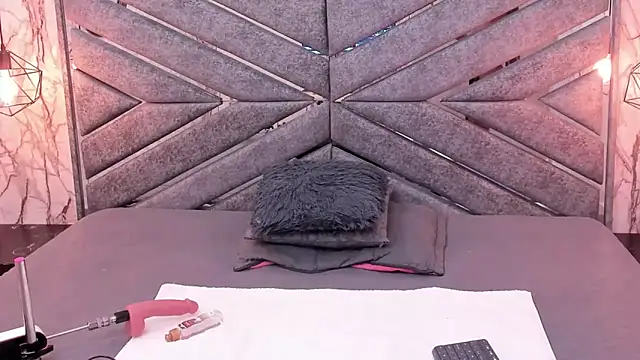 SASHA BROWNIE   online show from November 16, 7:40 pm