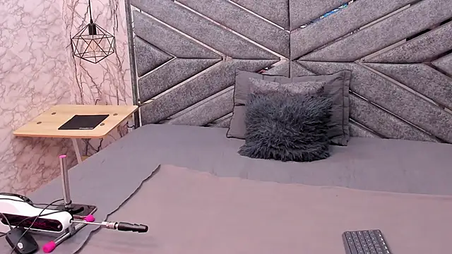 SASHA BROWNIE   online show from February 12, 7:35 pm