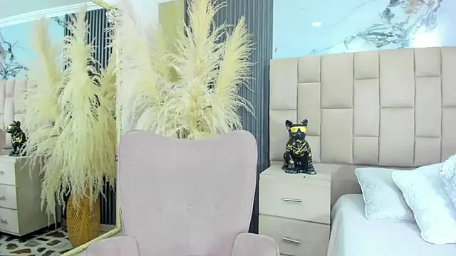 cloesummerr  online show from February 15, 12:48 pm