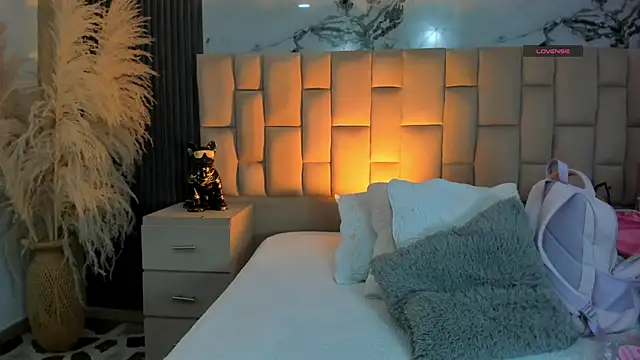 cloesummerr  online show from February 3, 12:54 pm