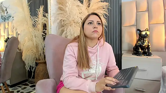 cloesummerr  online show from February 7, 1:19 pm