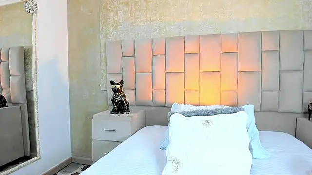 cloesummerr  online show from November 8, 1:36 pm