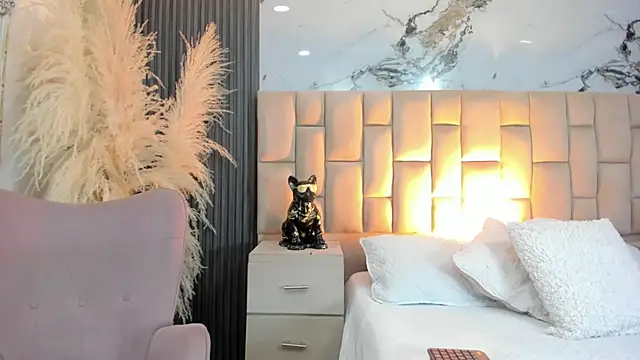 cloesummerr  online show from February 14, 12:38 pm