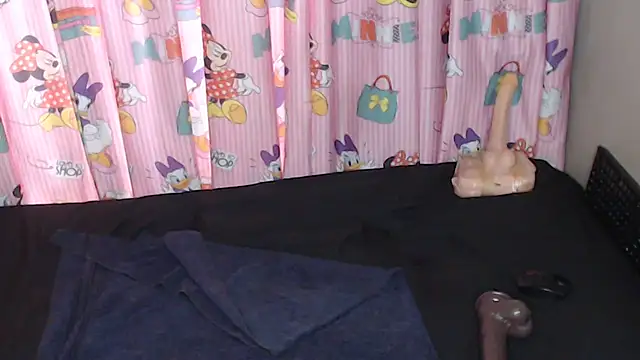 TrishahXo online show from April 17, 6:05 am