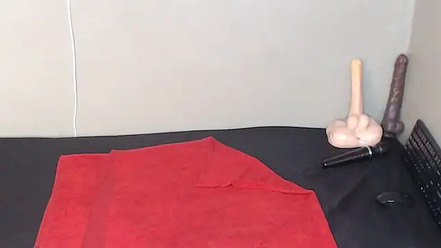 TrishahXo online show from February 6, 3:30 pm