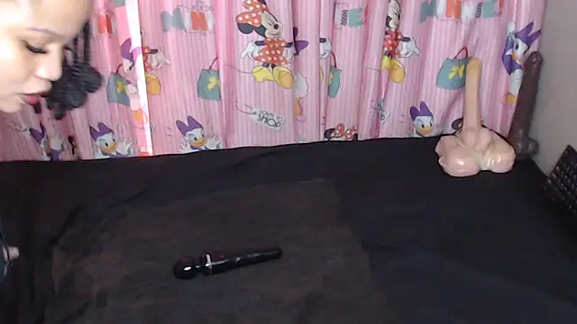 TrishahXo online show from June 12, 8:12 am