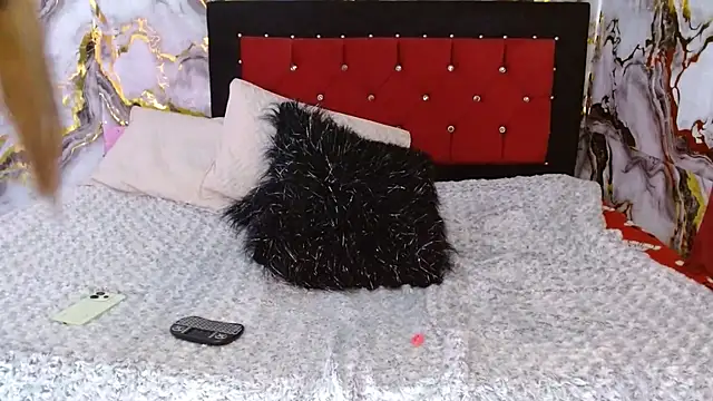 scarlethcooper99 online show from April 7, 10:22 pm