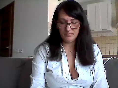 Snapshot of Elena48324 chatting on June 4, 9:36 am Elena48324 online show from June 4, 9:36 am