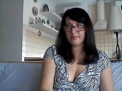 Snapshot of Elena48324 chatting on July 12, 7:20 am Elena48324 online show from July 12, 7:20 am