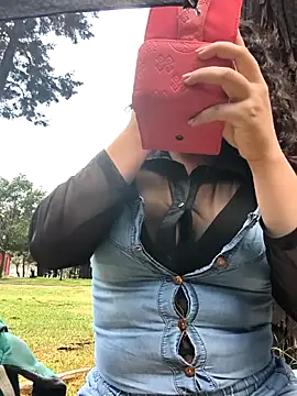 Snapshot of Yaya_watson chatting on November 8, 8:23 pm Yaya watson online show from November 8, 8:23 pm