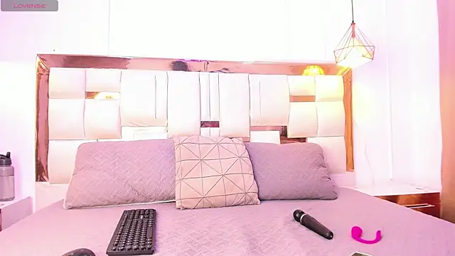 Skylar Smith  online show from February 25, 12:49 pm