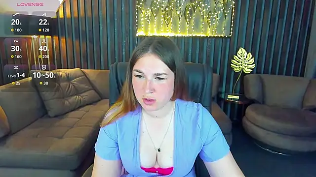 Snapshot of Sofii_darling chatting on June 14, 4:30 pm Sofii darling online show from June 14, 4:30 pm