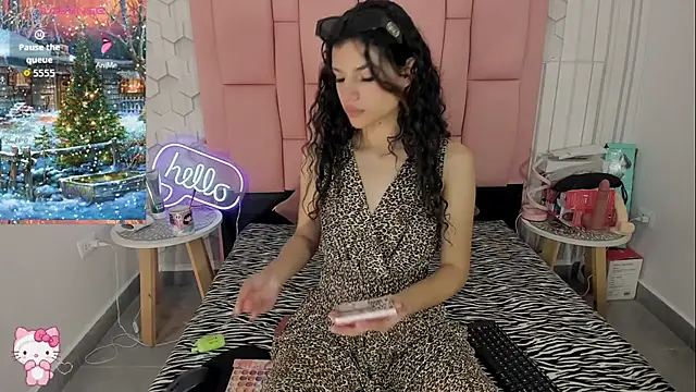 Viiolettlopez online show from December 2, 1:13 pm