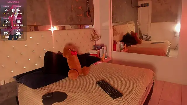 Viiolettlopez online show from September 22, 1:28 pm