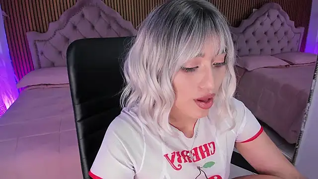 Starbutterflyy  online show from April 5, 5:14 am