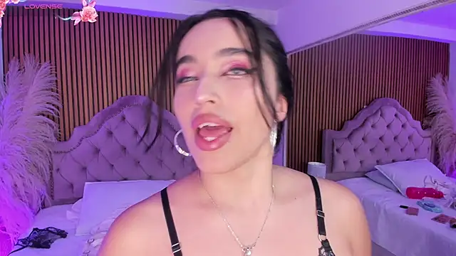 Starbutterflyy  online show from March 31, 5:09 am