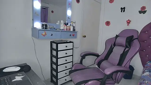 Snapshot of soffy_rosses chatting on June 22, 1:55 am soffy rosses online show from June 22, 1:55 am