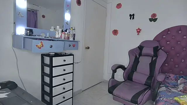 Snapshot of soffy_rosses chatting on June 21, 1:55 am soffy rosses online show from June 21, 1:55 am