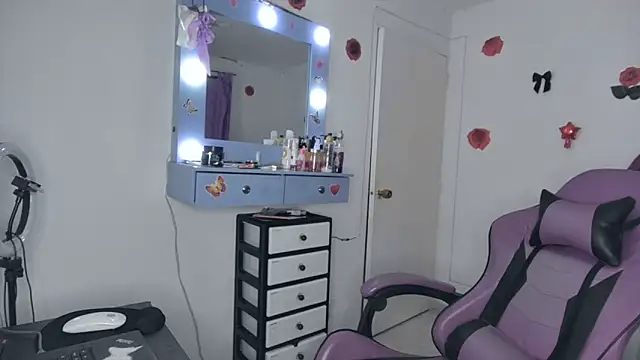 Snapshot of soffy_rosses chatting on June 20, 1:54 am soffy rosses online show from June 20, 1:54 am