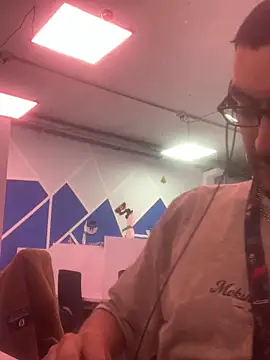 malek xarx  online show from December 3, 3:00 pm