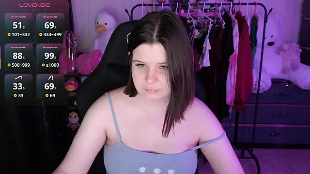AmyVibess online show from April 6, 8:10 pm