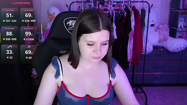 AmyVibess online show from April 4, 8:15 pm