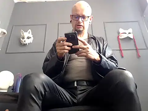 Snapshot of zain_kreigger chatting on September 28, 2:02 pm zain kreigger online show from September 28, 2:02 pm