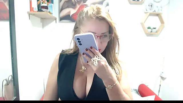 Snapshot of DIVAX_MONSERRAT chatting on May 6, 7:29 pm DIVAX MONSERRAT online show from May 6, 7:29 pm