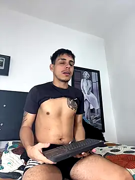 Snapshot of Luke_Stone chatting on November 30, 7:47 pm Luke Stone online show from November 30, 7:47 pm