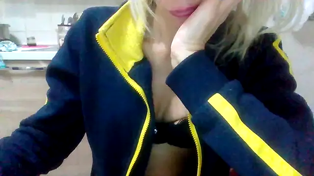 Snapshot of Kelly80 chatting on October 24, 4:44 am Kelly80 online show from October 24, 4:44 am