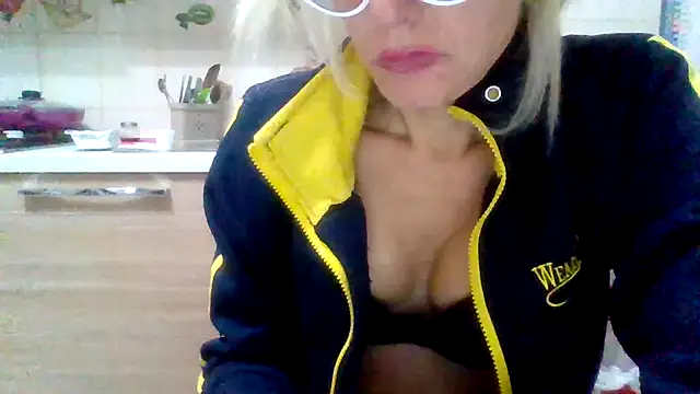 Snapshot of Kelly80 chatting on November 4, 3:21 am Kelly80 online show from November 4, 3:21 am