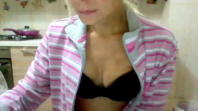 Snapshot of Kelly80 chatting on September 29, 2:40 am Kelly80 online show from September 29, 2:40 am