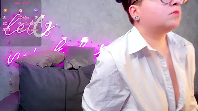 Michelle Wilsson online show from November 2, 6:51 am